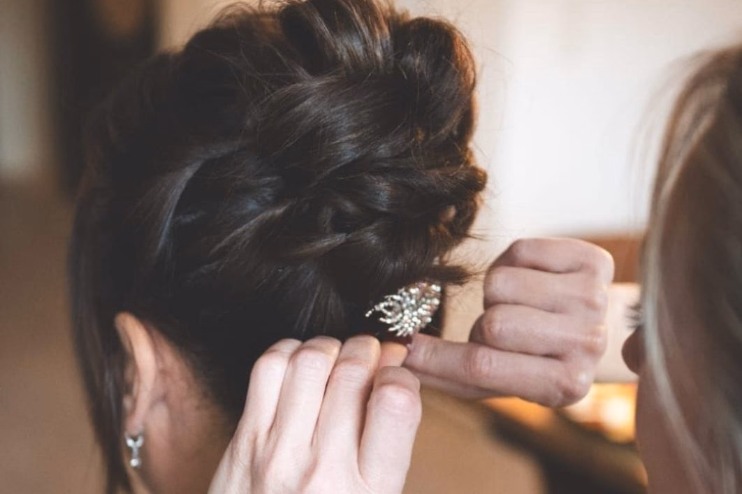 Detailaufnahme einer eleganten Hochsteckfrisur mit funkelnder Haarspange